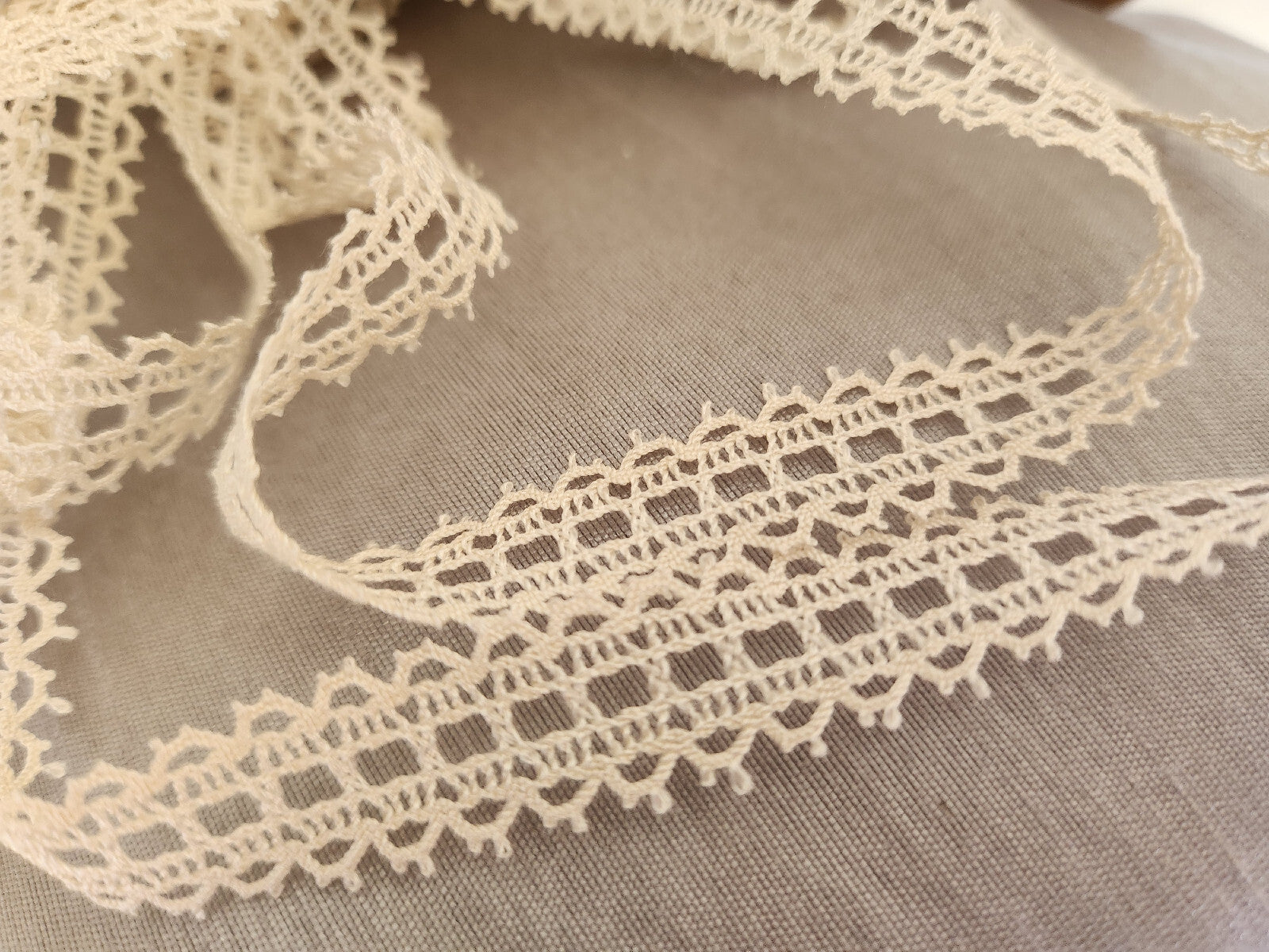 Dentelle vintage légèrement écrue 5 mètres sur 1,3 cm A2