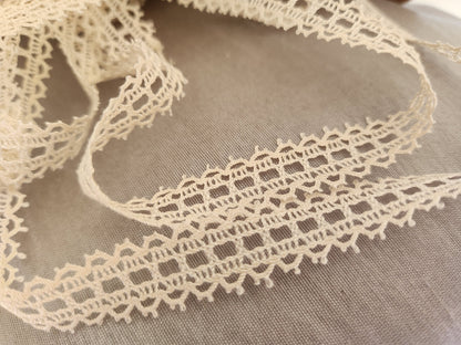 Dentelle vintage légèrement écrue 5 mètres sur 1,3 cm A2