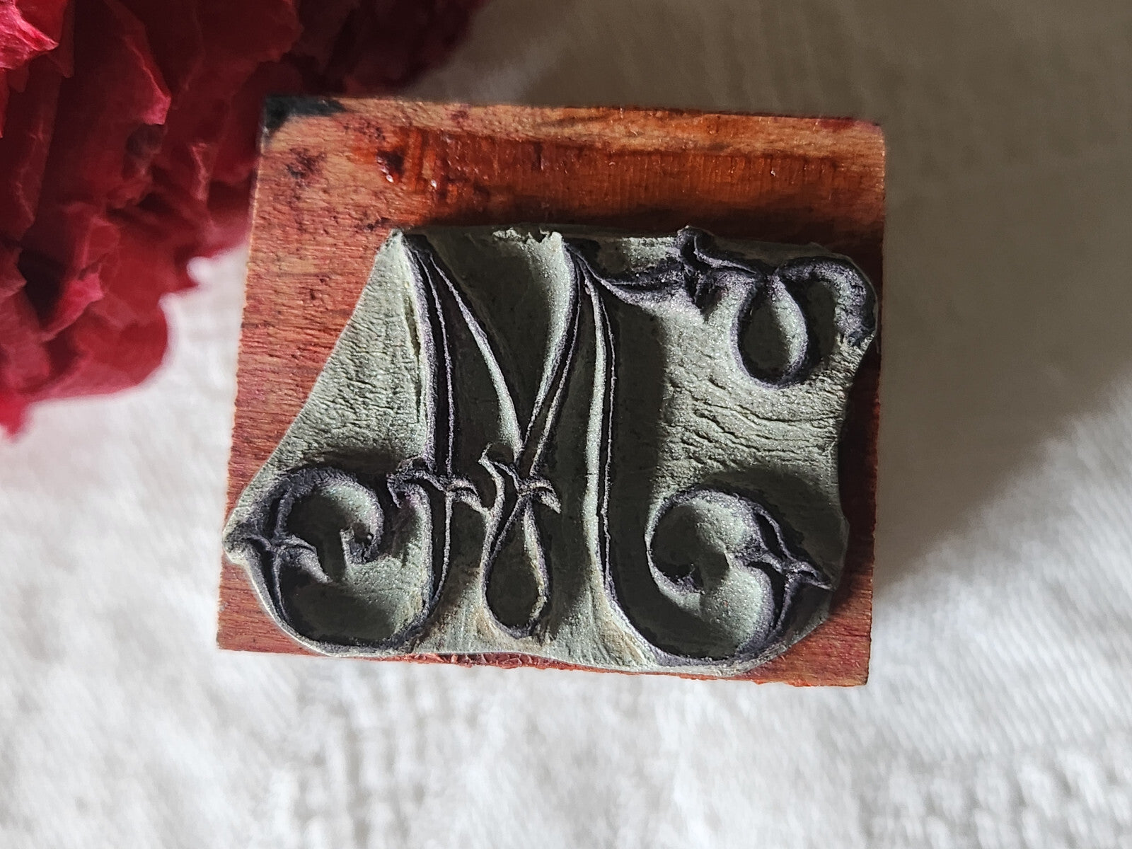 Tampon ancien monogramme M  broderie feston collection couture mercerie