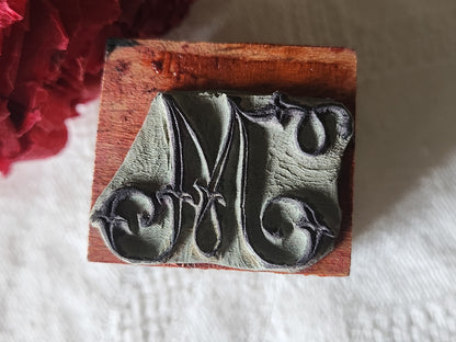 Tampon ancien monogramme M  broderie feston collection couture mercerie