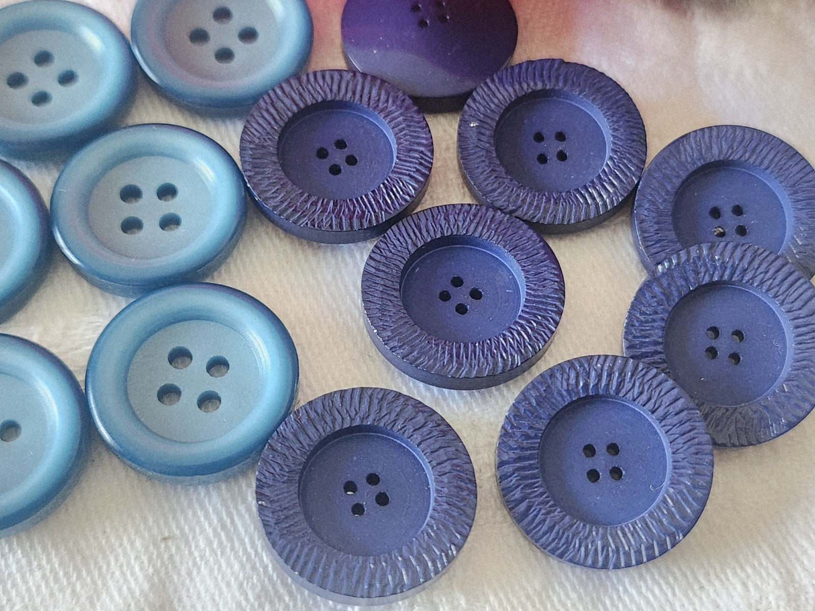 Lot 16 boutons vintage bleu trous 2 serie 1,7 cm ref 6142