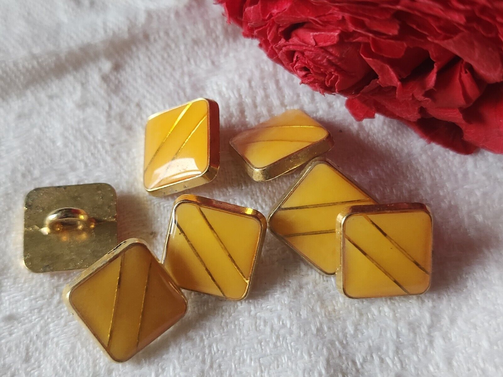 Lot 6boutons vintage en métal jaune carré pied doré 1,2 cm ref 1101