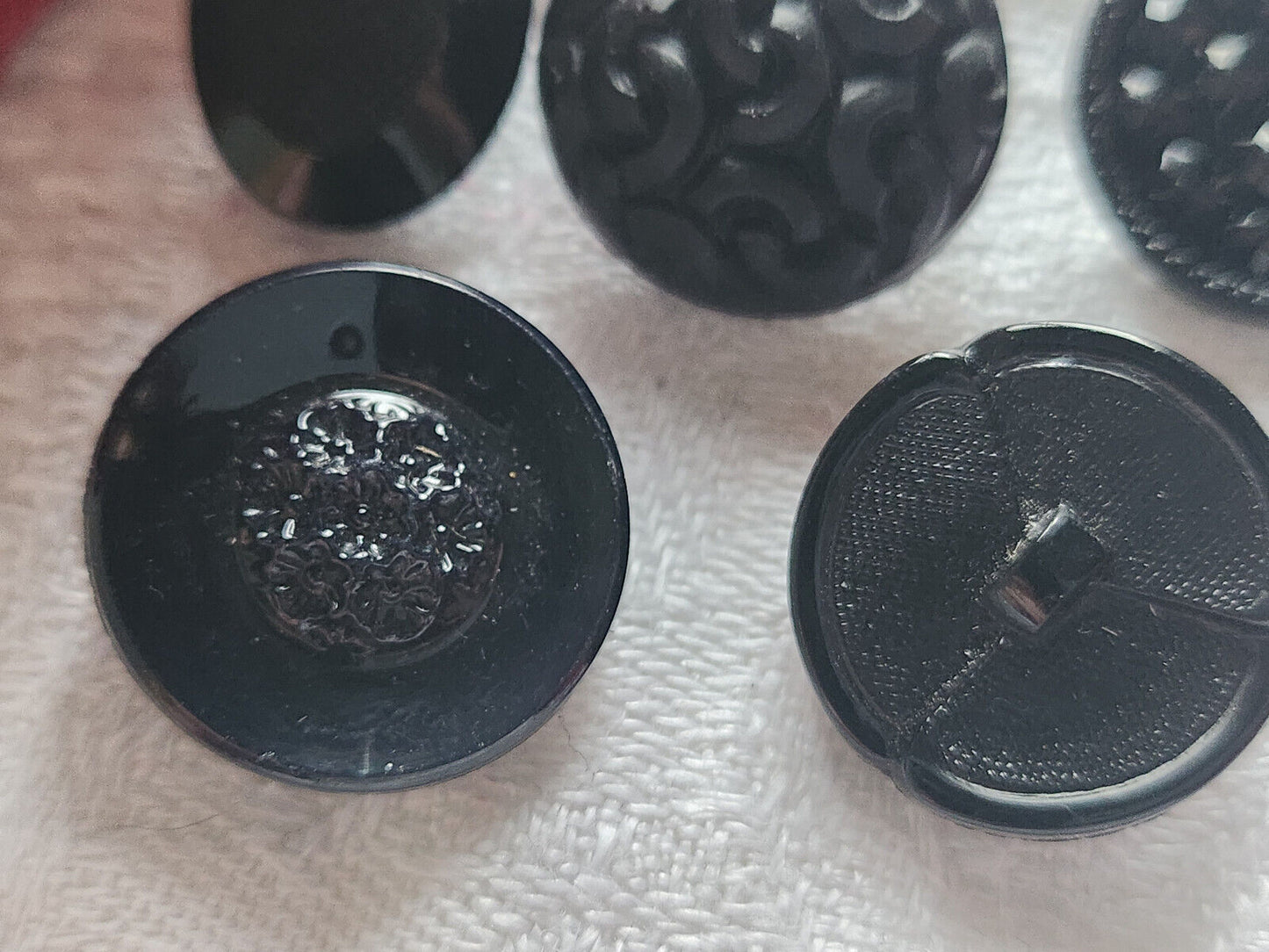 Lot 5 boutons anciens en verre noir panaché  1,7 cm ref 3459