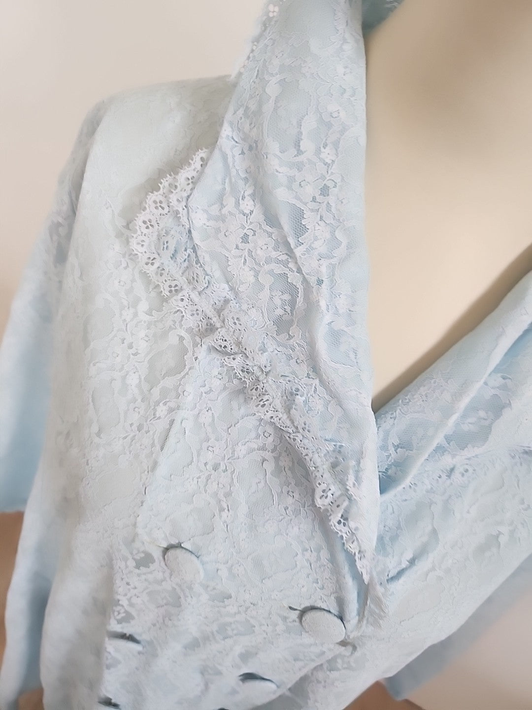 Pur vintage dessus déshabillé bleu dentelle froufrou T 40/42 ? ref portant