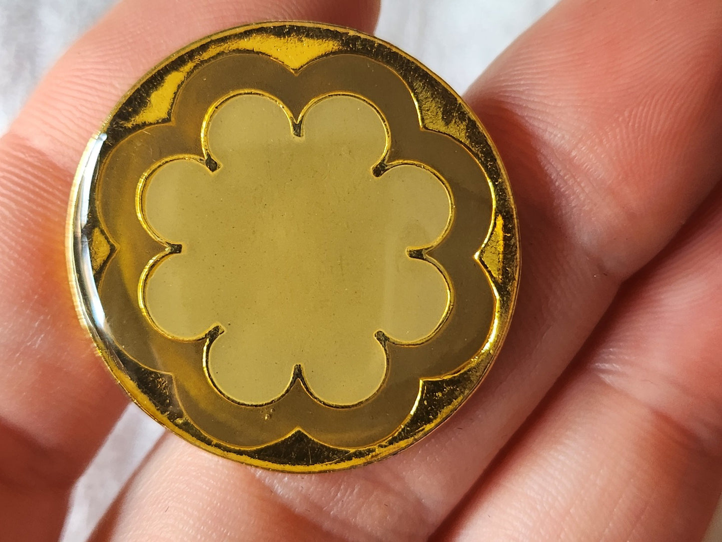 Gros bouton vintage en métal motif vert doré 3,1 cm ref 2904