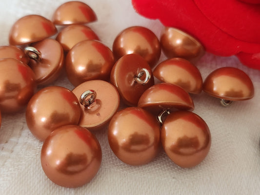 Lot 21  boutons orangé  fond d 'atelier 1,3 cm pied métal  ref 5959