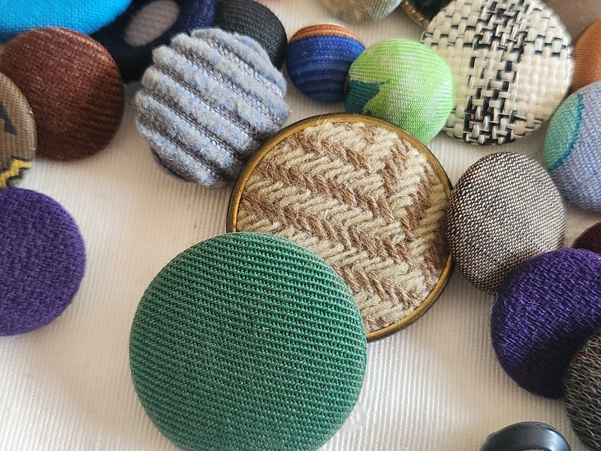 Lot 66 boutons anciens  tissu vintage panaché pied 1 à 2,9 cm ref  6227