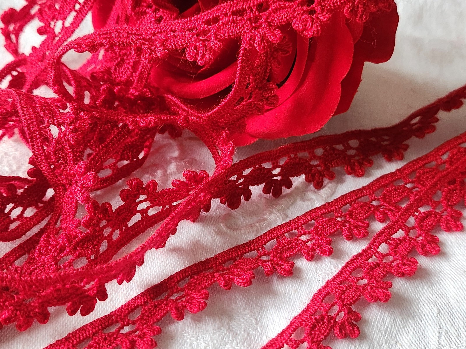 Dentelle vintage rouge  coton 3 métres sur 1,5 cm A6