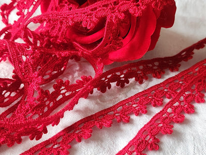 Dentelle vintage rouge  coton 3 métres sur 1,5 cm A6