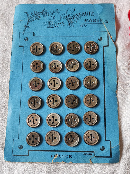 Plaque 24 boutons anciens en nacre gris 1,2 cm année 20/30 N°2