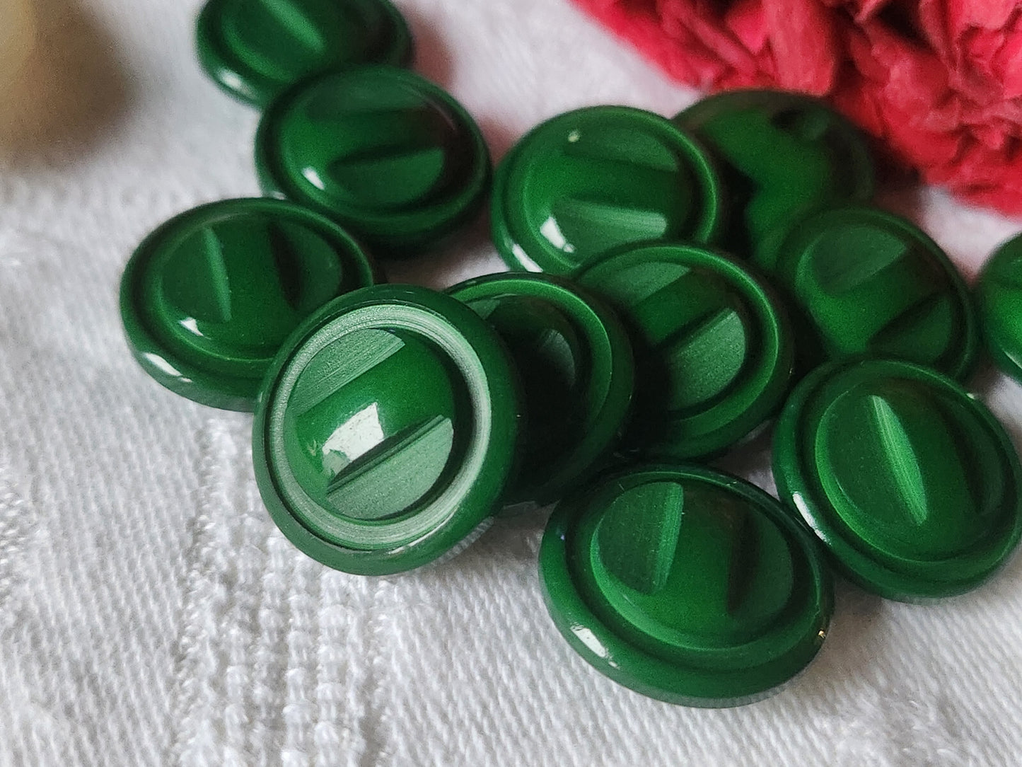 Lot 12 boutons vintage vert travaillé à pied 1,7 cm ref 1180
