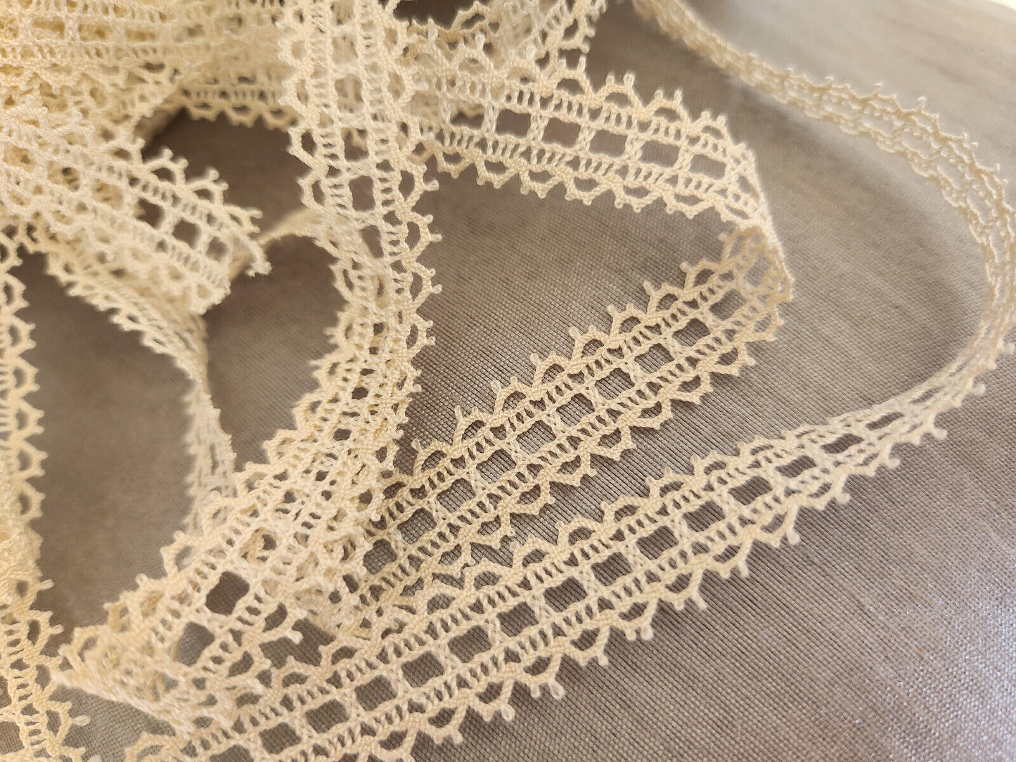Dentelle vintage légèrement écrue très propre 5 mètres sur 1,3 cm A4