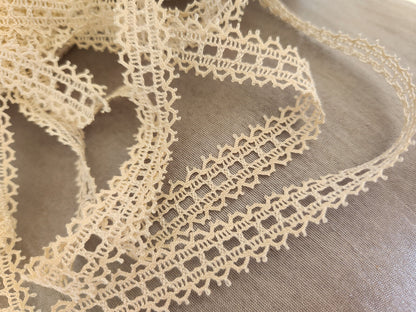 Dentelle vintage légèrement écrue très propre 5 mètres sur 1,3 cm A4