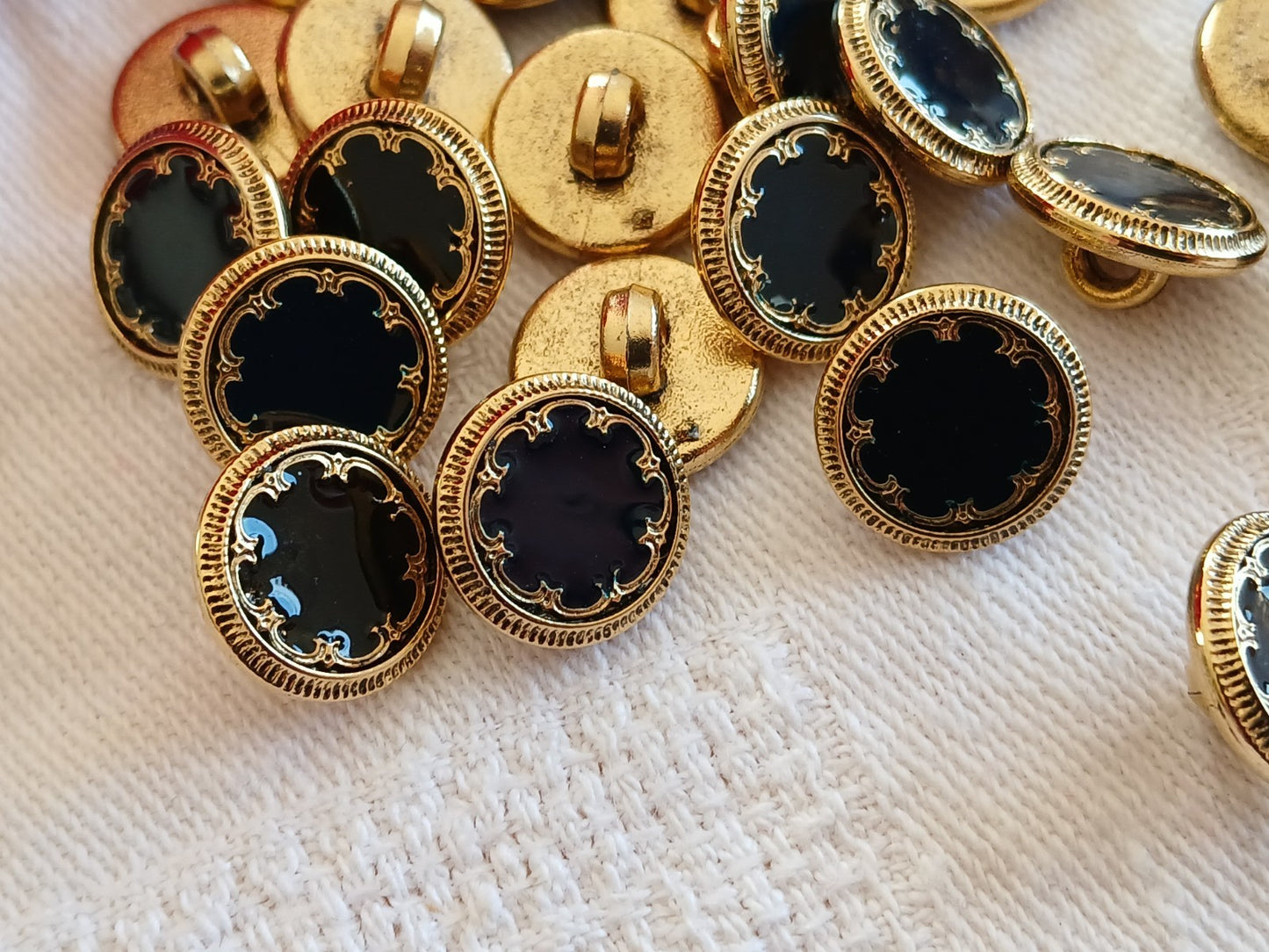 Lot 29 boutons acrylique doré panaché noir et bleu foncé 1,2 cm ref 6460