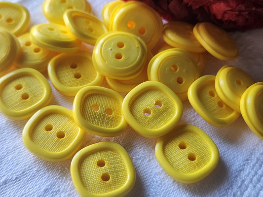 Lot 25 boutons jaune texturé   fond d'atelier  1,7 cm trous  ref 2449