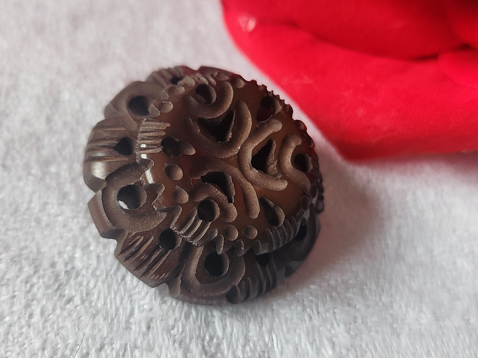 Gros bouton ancien collection marron sculpté joli ajouré motif 2,6 cm ref 3225