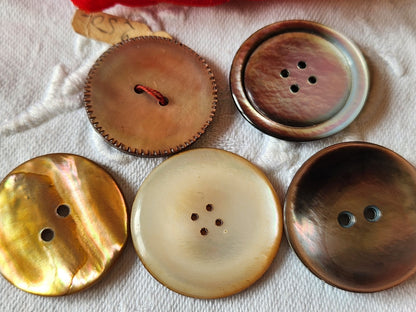 Panaché lot de 5 gros boutons anciens  2,5 à 2,8 cm à trous ref 1181