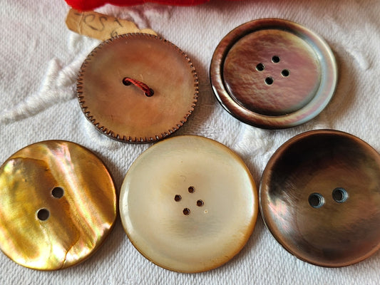 Panaché lot de 5 gros boutons anciens  2,5 à 2,8 cm à trous ref 1181