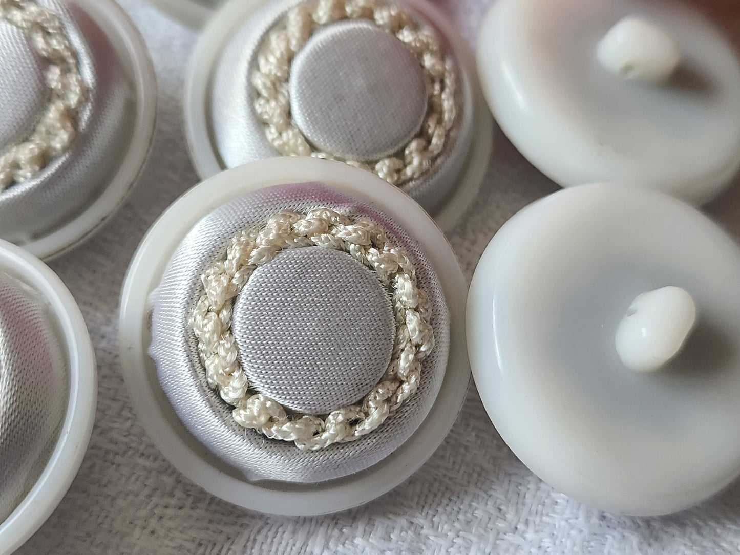 lot 6 boutons anciens vintage passementerie lumineux blanc  2,7 cm  ref 3923 **
