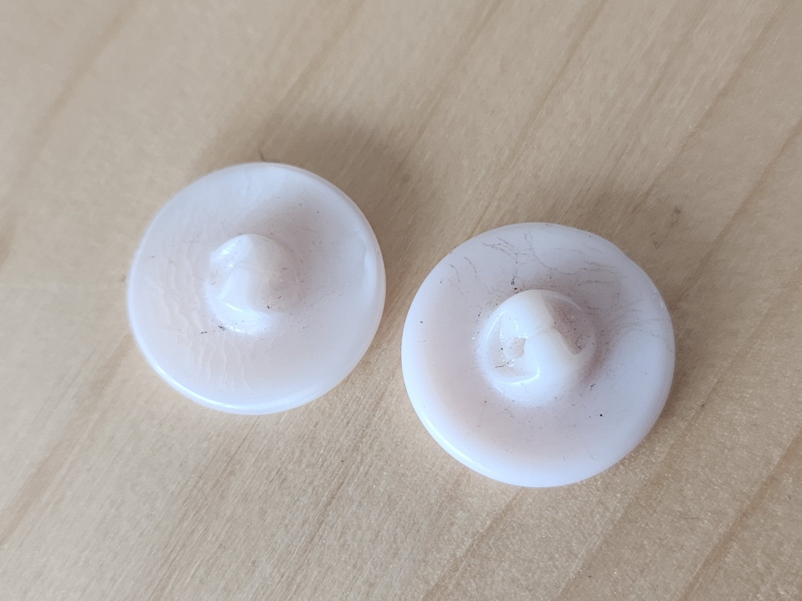 Duo boutons anciens en verre vintage rose trés clair 1,8 cm G18A