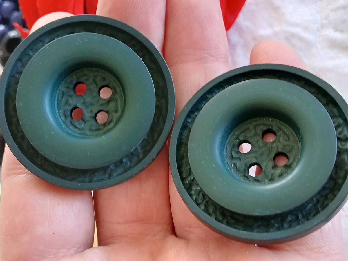 Duo énormes boutons vintage vert mat motif relief  4,4 cm XXL 44 mm ref 6462