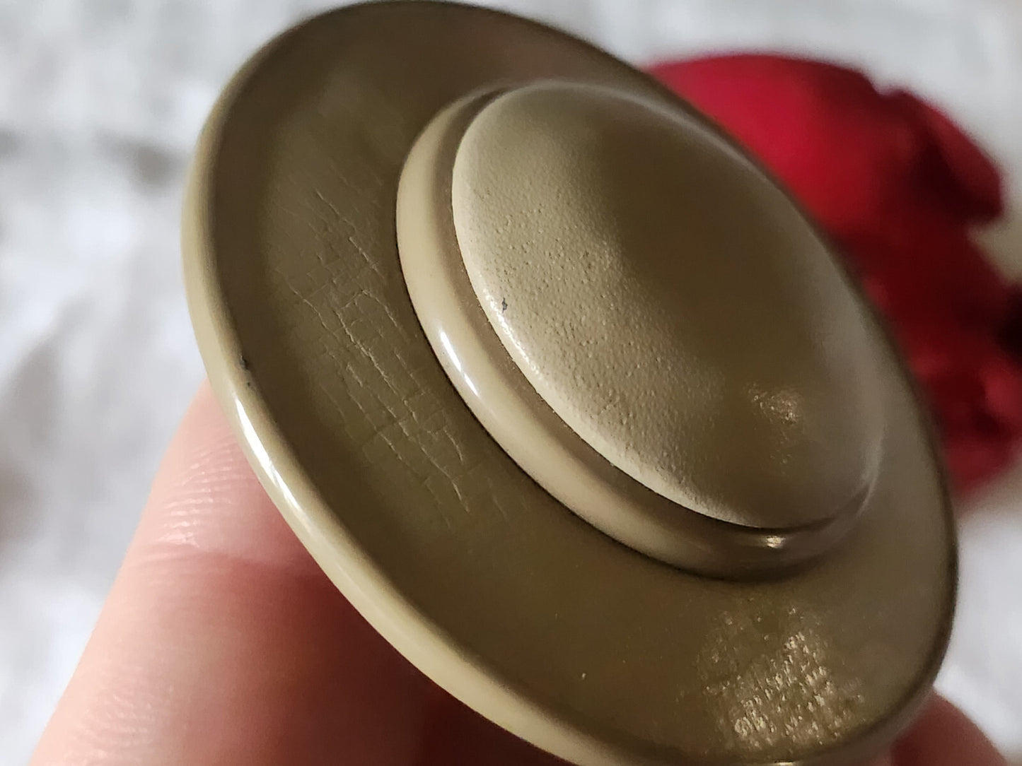 Enorme bouton ancien en cuir forme chapeau beige 6 cm ou 60 mm T7