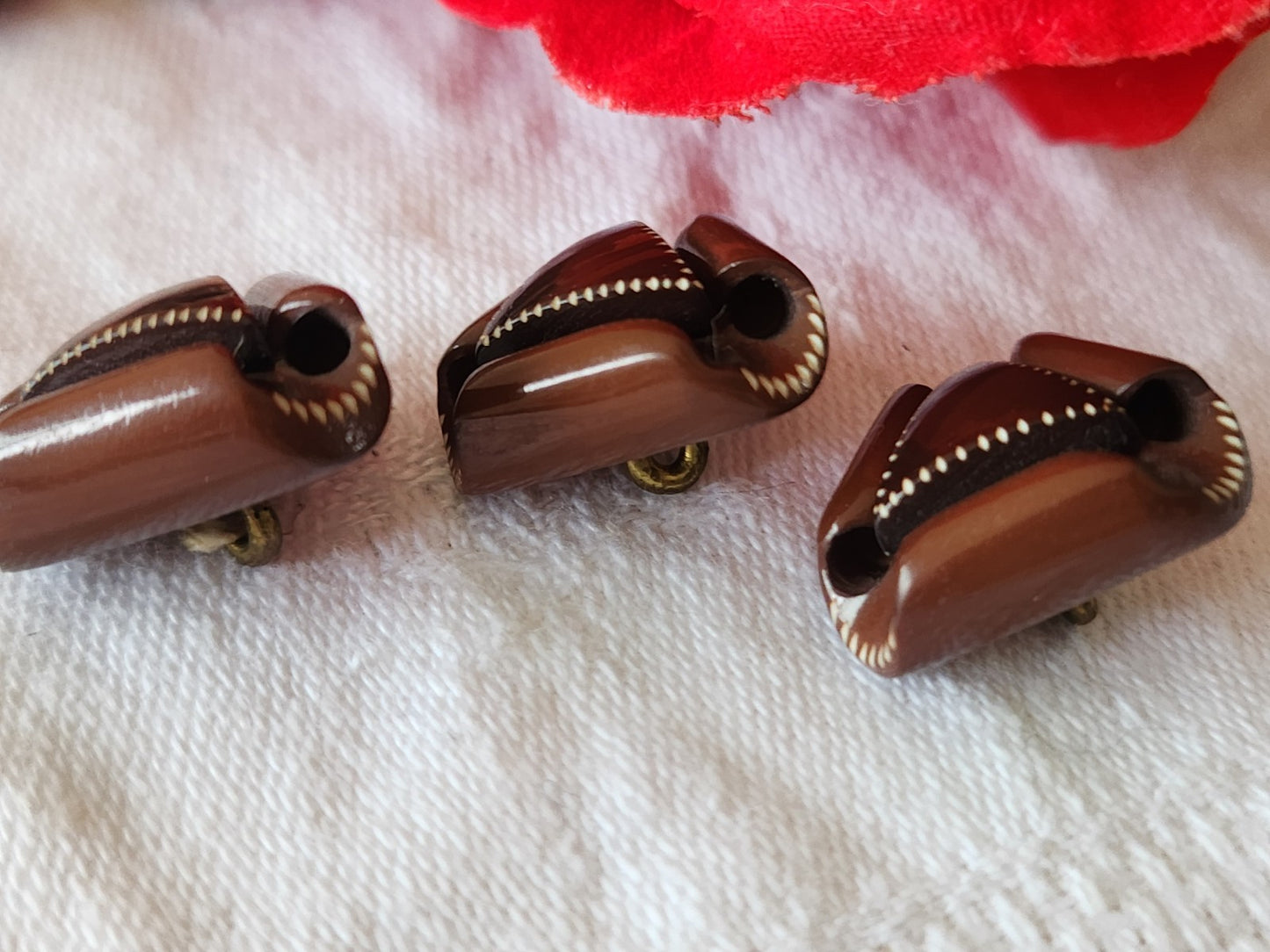 Collection trio boutons anciens marron volume triangle pied laiton 1,8 cm G3L