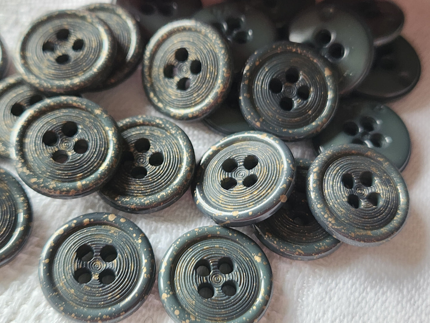 Lot 22 petits boutons vintage vert moucheté doré trous 1,5 cm ref 3344