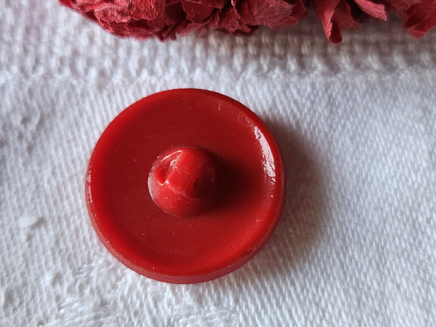 Bouton ancien en verre rouge picot texturé 2,2 cm pied D10R