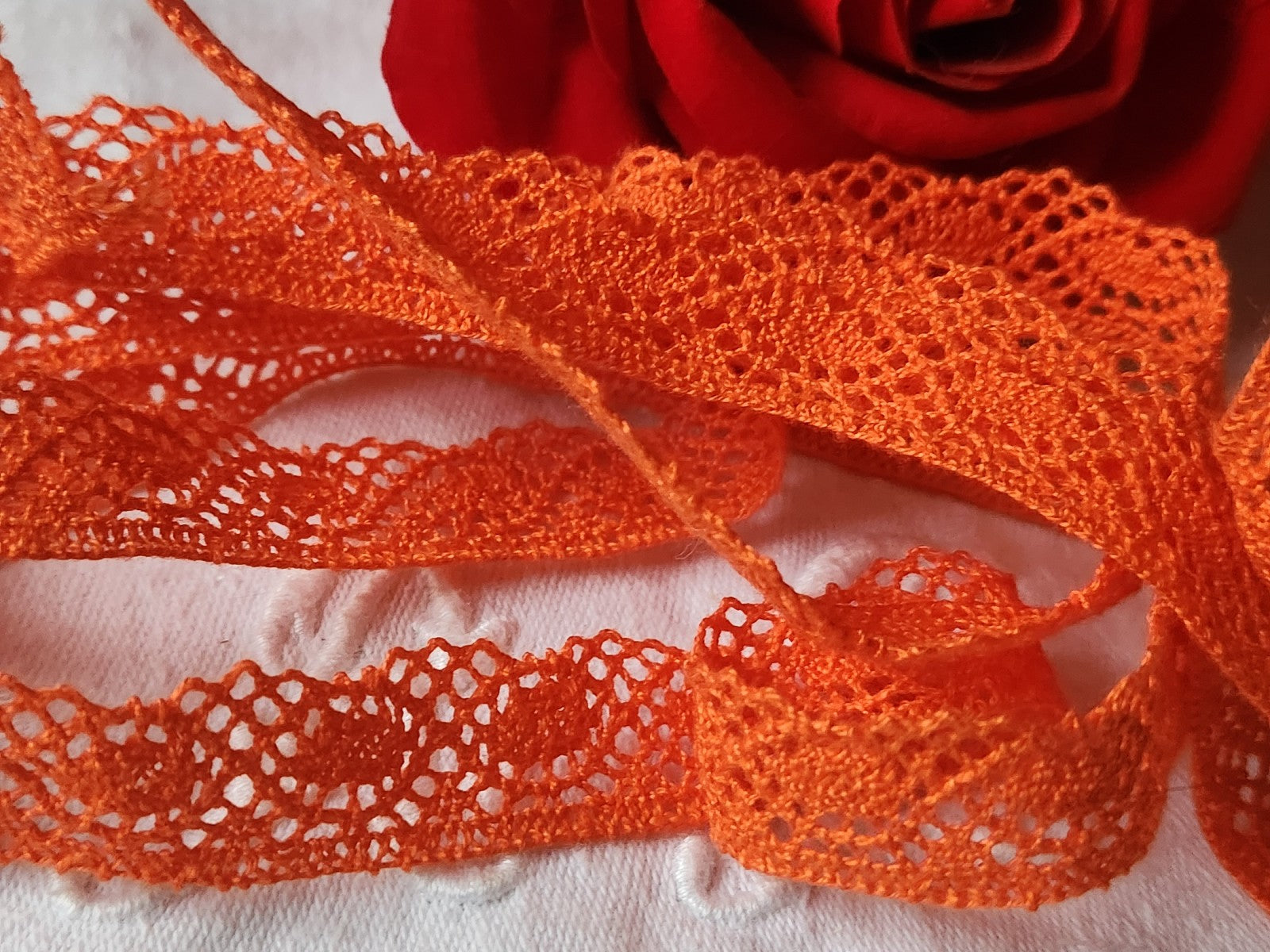 Dentelle vintage orange  coton 3 métres sur 1,5 cm A3