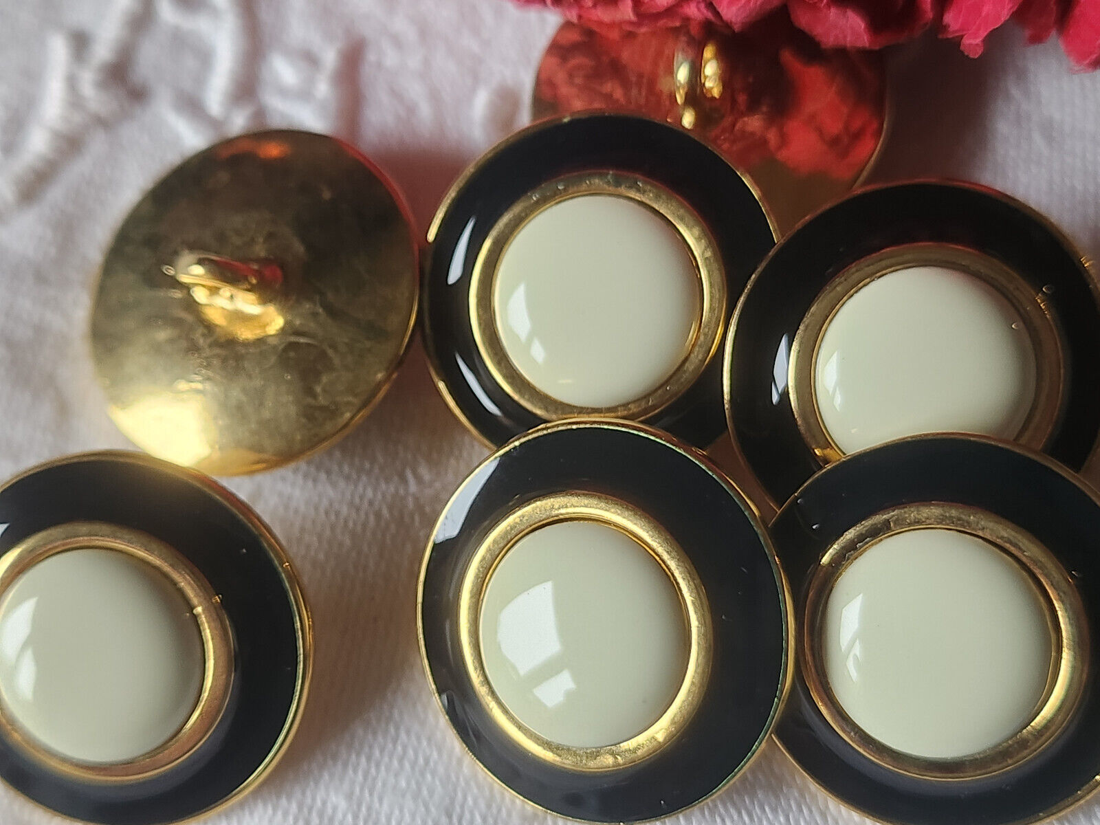 Lot 6 gros boutons vintage en metal émaillé creme noir 2,7 cm lourd ref 1348