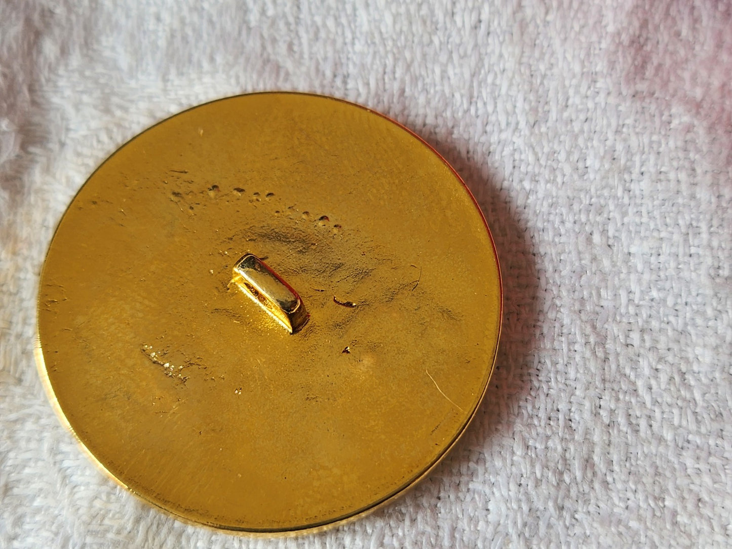 Enorme bouton vintage en métal doré 3,3 cm vert à pied G19P