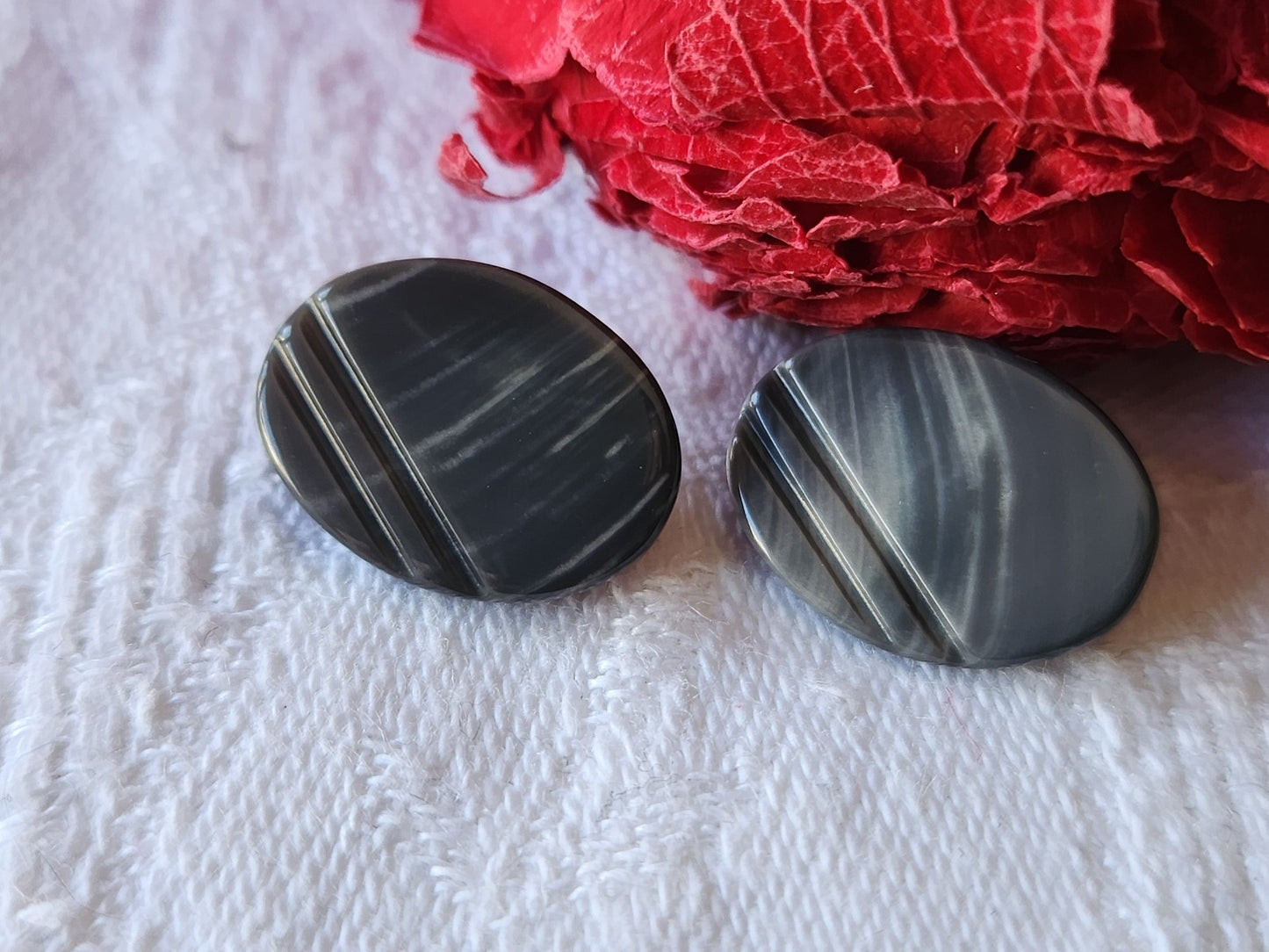 Duo boutons anciens en nacre ovale gris veiné 1,7 sur 1,2 cm G15C