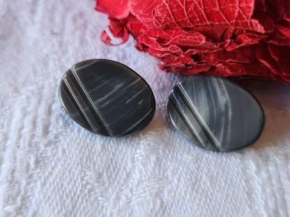 Duo boutons anciens en nacre ovale gris veiné 1,7 sur 1,2 cm G15C