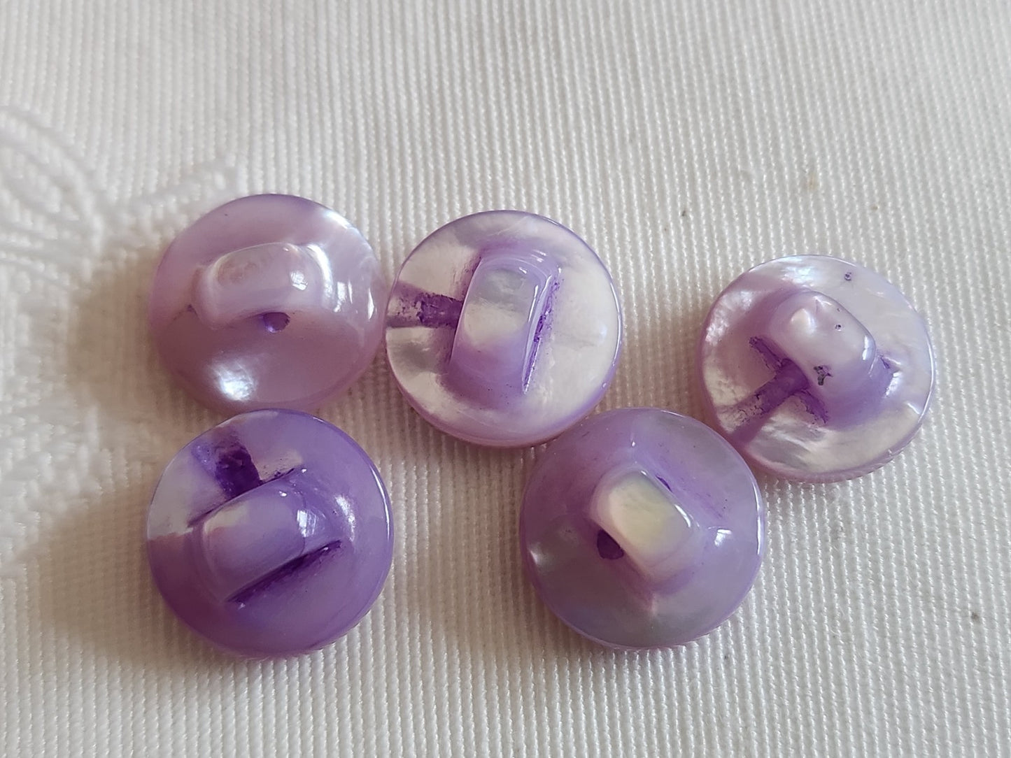 lot 5 boutons anciens en nacre violet bombé lisse pied épais 1,2 cm ref 6223