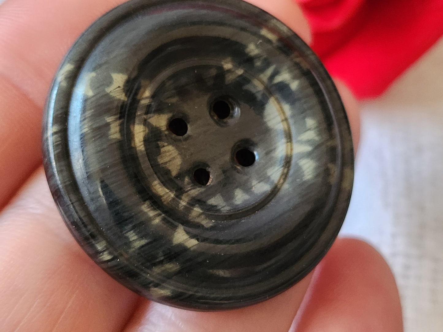 Gros bouton ancien celluloid  4 cm XXL trous D19N