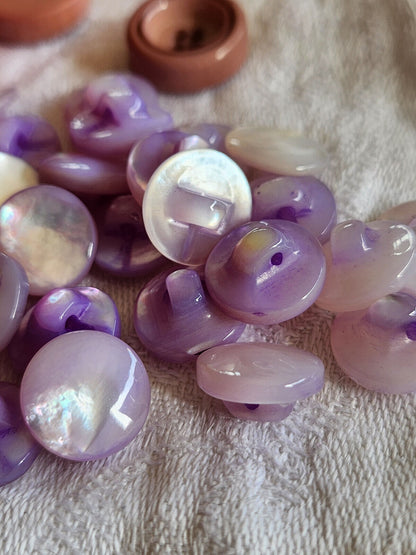 lot 6 boutons anciens en nacre violet bombé lisse pied  1,3 cm ref 1197