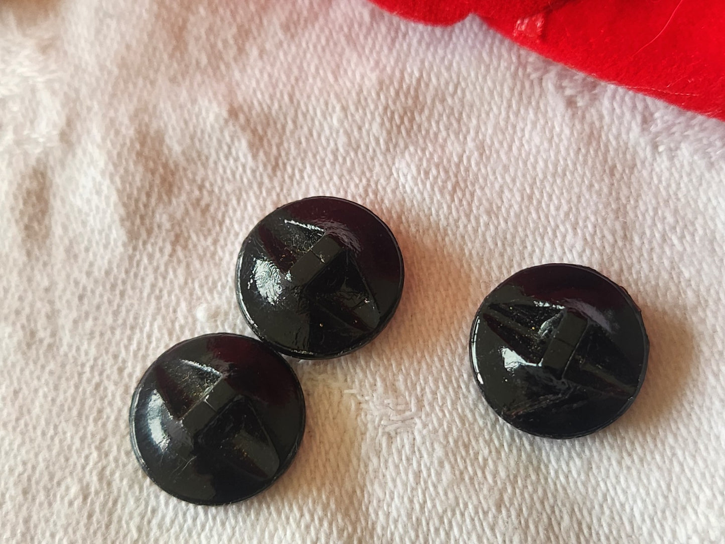 Trio petits boutons anciens en verre noir doré fleur pied 1,3 cm G2E