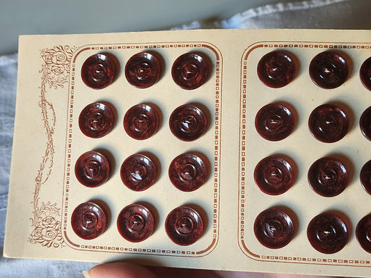 Belle plaque 24 boutons anciens marron lie de vin  2 trous  diamètre 1,7  cm T18