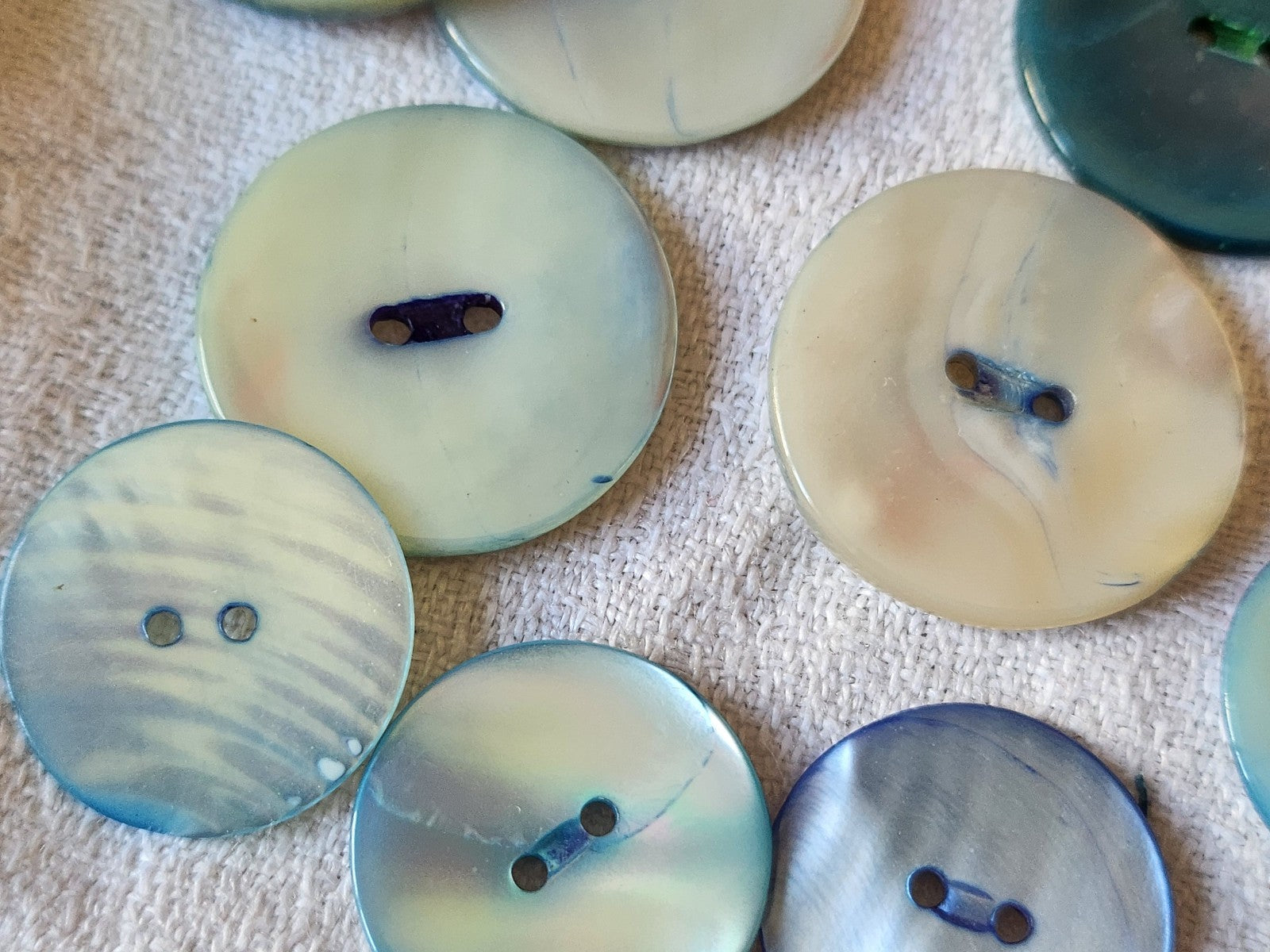 Lot 17 boutons en nacre vintage tons bleu 1,7 cm à 2,5 cm panaché ref 6126