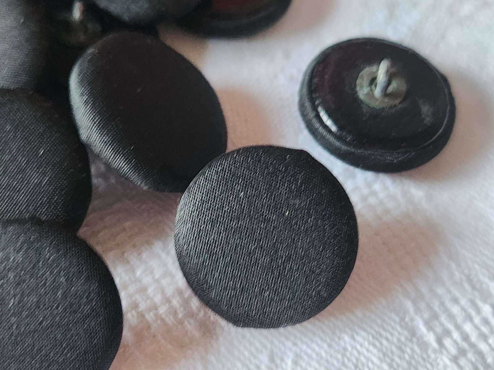 Lot 6 boutons anciens noir  tissu dos en cuir pied 2 cm ref 1974