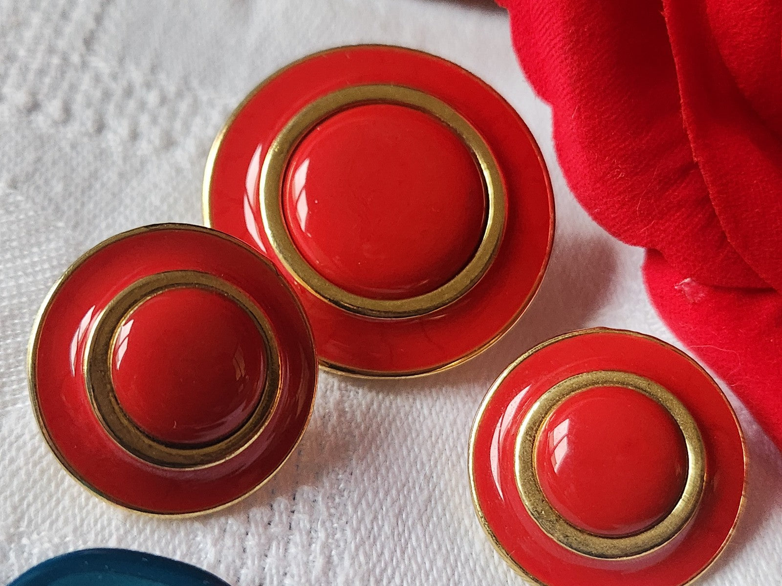 Trio lourd  boutons vintage en métal rouge emaillé  2,2 et 3,1 cm ref 215