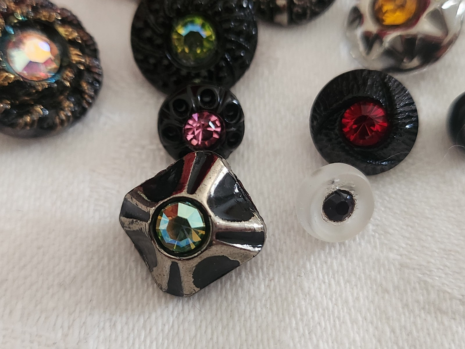 Lot 10 boutons vintage en verre strass panaché ancien 0,7à 1,5 cm ref 6357