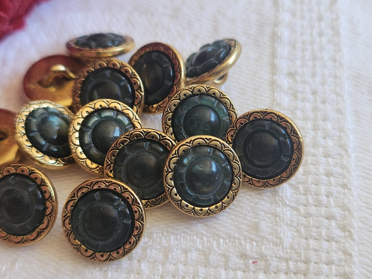 Lot 6 mini boutons vintage en métal coeur vert/gris  pied 1,1 cm ref 560