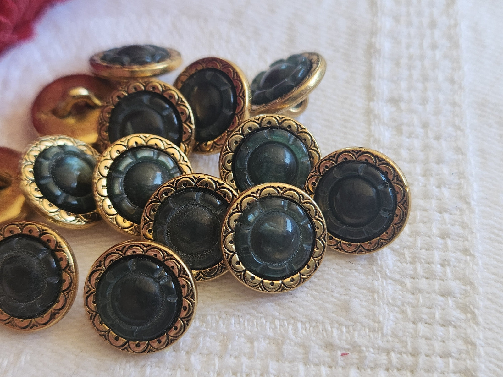 Lot 6 mini boutons vintage en métal coeur vert/gris  pied 1,1 cm ref 560