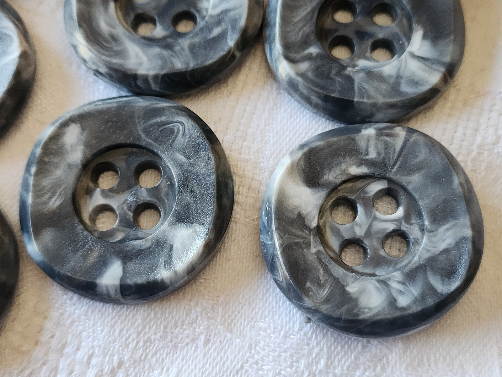 Lot 7 boutons vintage énorme gris chiné 3,4 cm hyper leger trous ref 3392