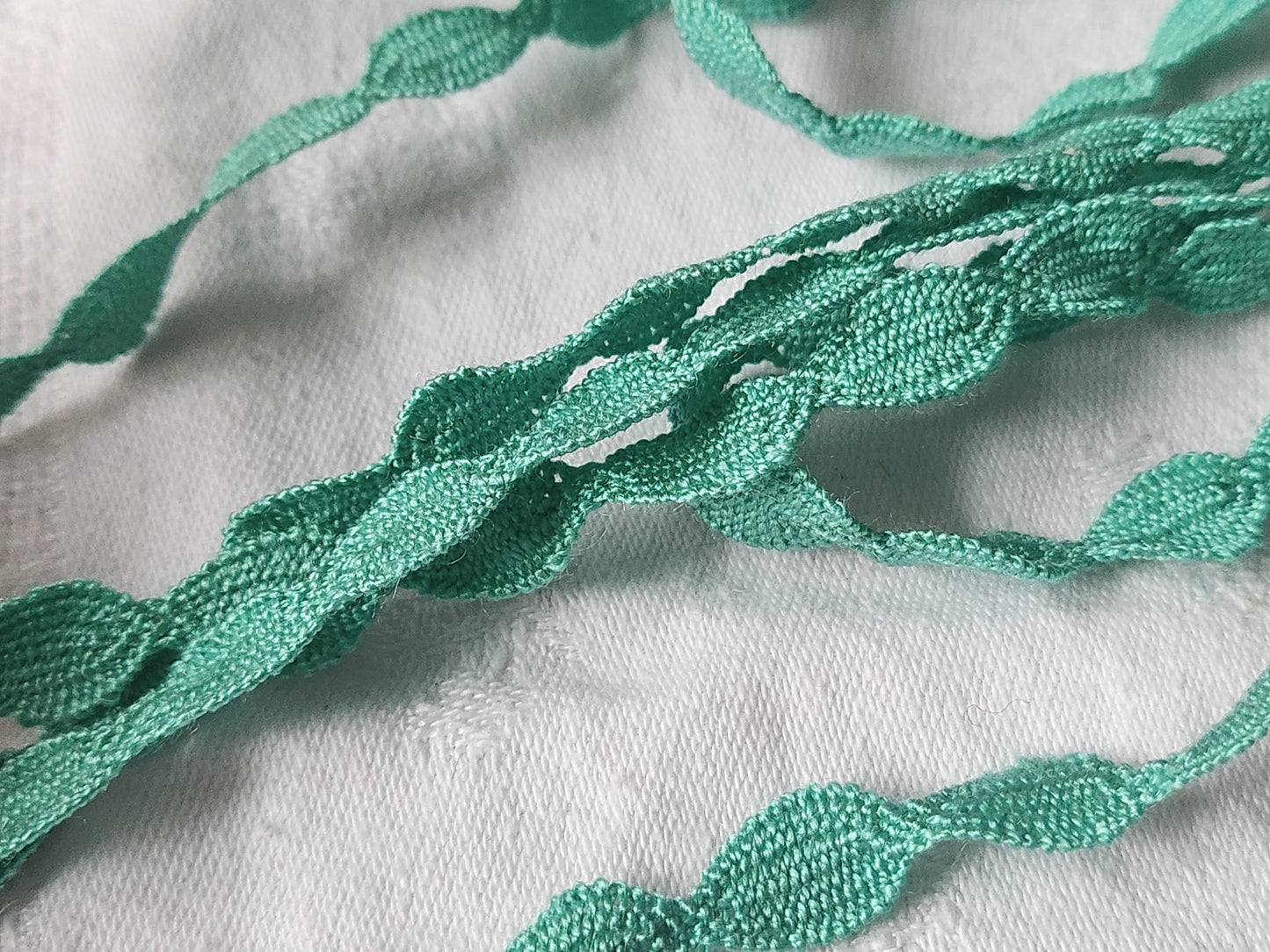Dentelle galon vintage vert coton 3 métres sur 1 cm A1