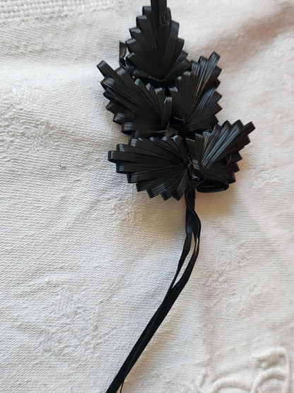 Ancien ornement chapeau creation modiste fleur rafia noir