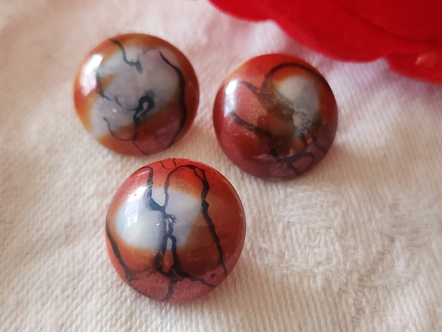 Trio  boutons vintage en verre rouge marbré 1,5 cm ancien G18B