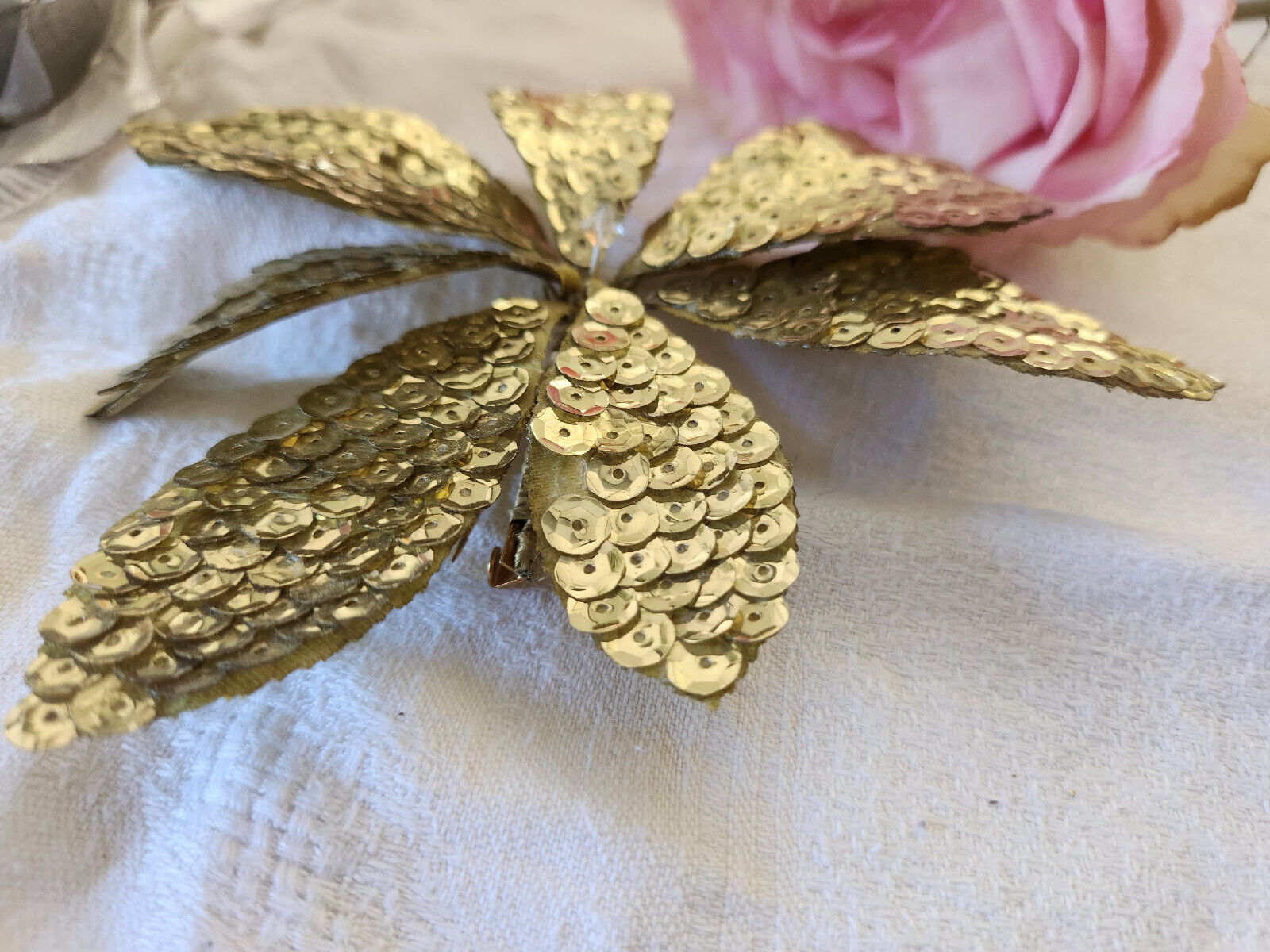 Ancien ornement chapeau vintage  modiste fleur montée sur broche 12 cm T0-15